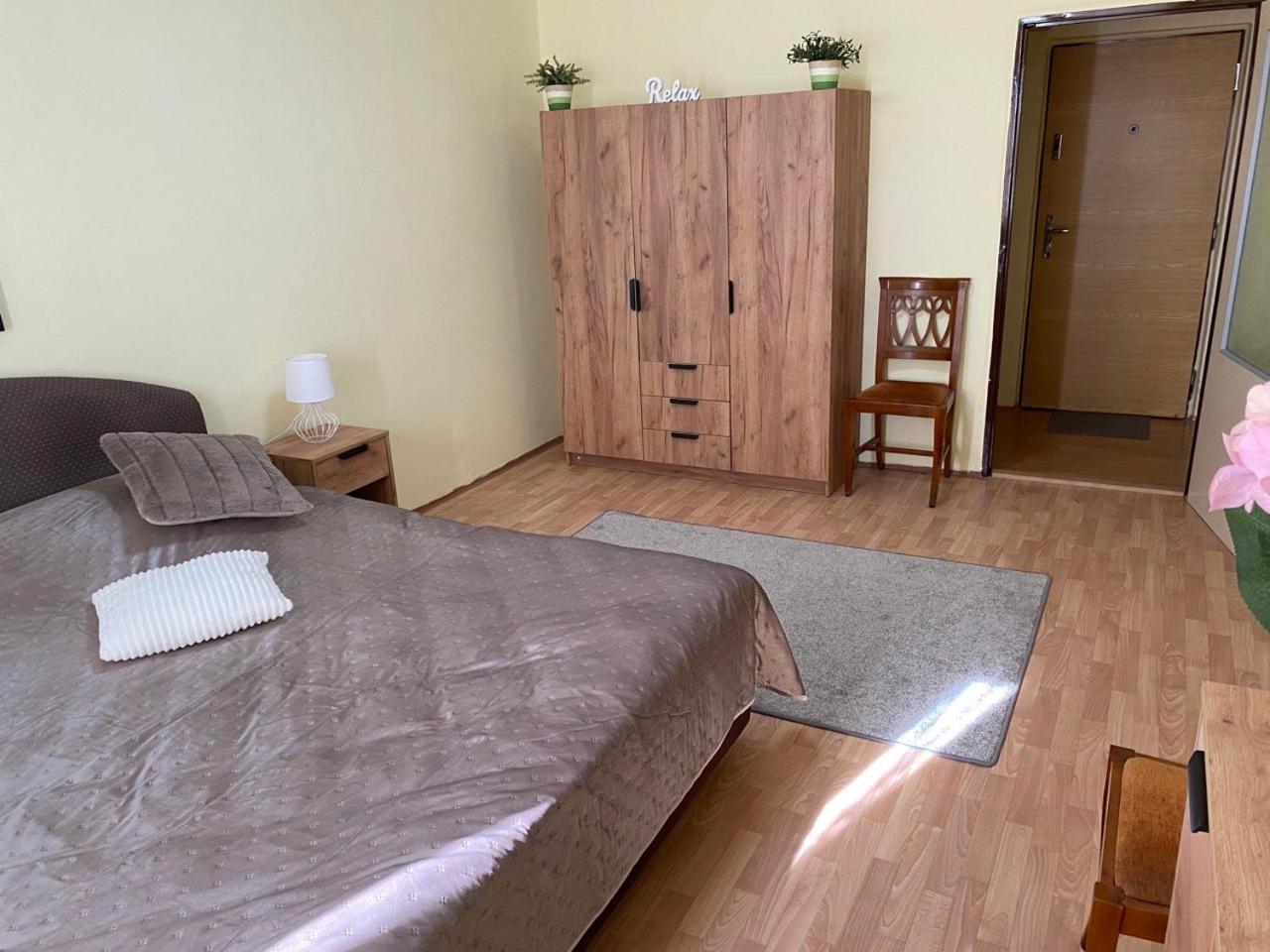 Apartmany 2Kk U Fakultni Nemocnice Volne Parkovani Hradec Králové エクステリア 写真